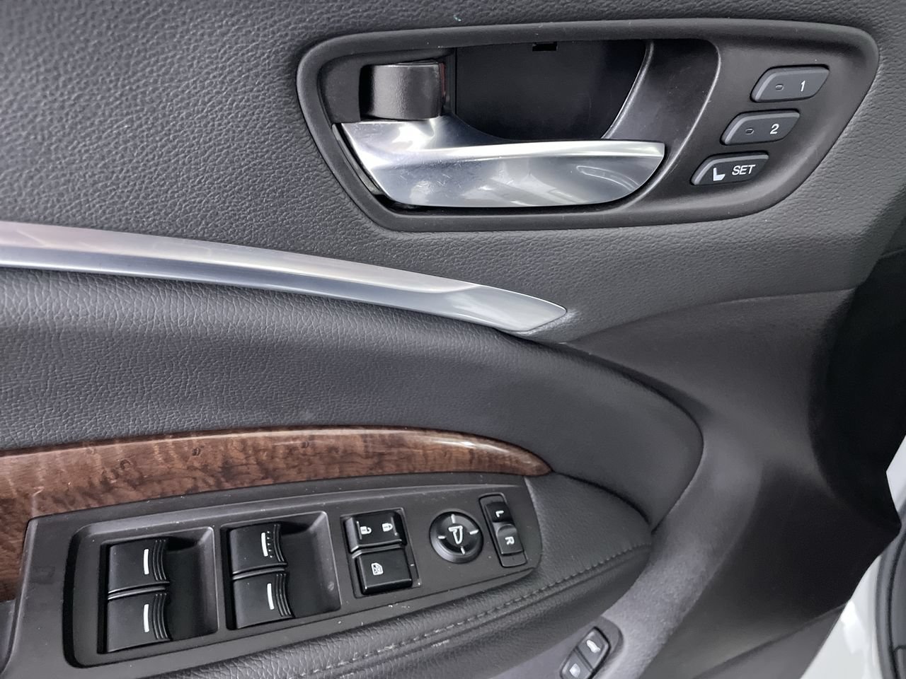 Used 2020 Acura MDX SH-AWD image 12