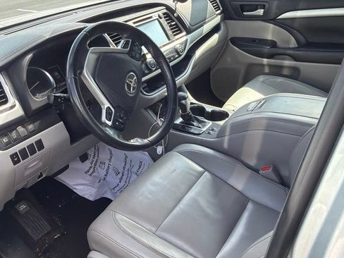 Used 2018 Toyota Highlander XLE AWD/4WD image 4