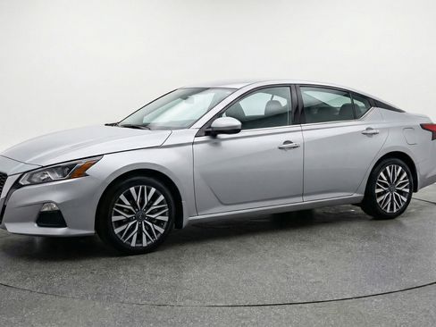Used 2025 Nissan Altima 2.5 SV FWD image 3