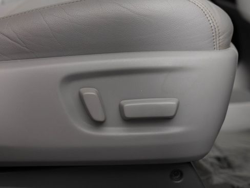 Used 2019 Toyota Sienna XLE FWD image 32