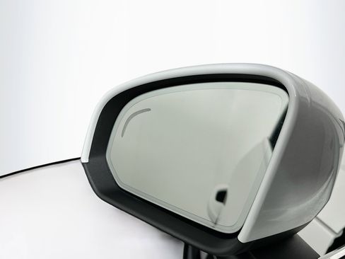 Used 2025 Volvo XC40 B5 Plus image 16