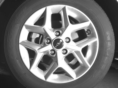 Used 2025 Kia Soul LX w/ LX Technology Package FWD image 12