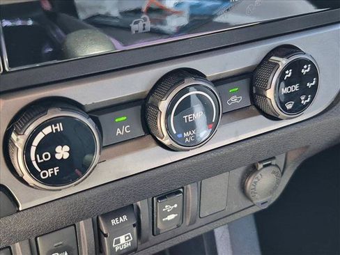 Used 2018 Toyota Tacoma SR5 RWD image 9