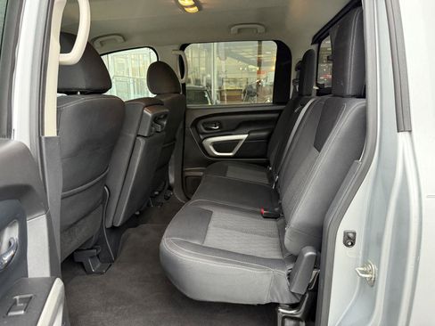 Used 2019 Nissan Titan SV image 24