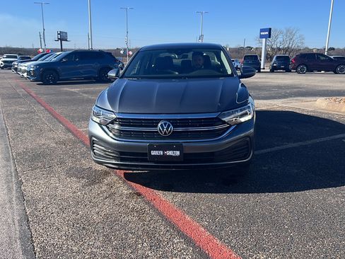 Used 2024 Volkswagen Jetta SE image 2