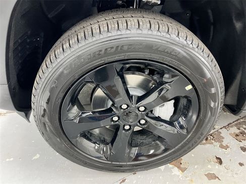 New 2025 Jeep Grand Cherokee Limited w/ Black Appearance Package image 26