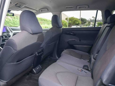 Used 2023 Toyota Highlander LE FWD image 18
