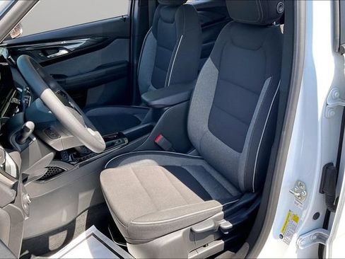 Used 2025 Chevrolet TrailBlazer LT AWD/4WD image 25