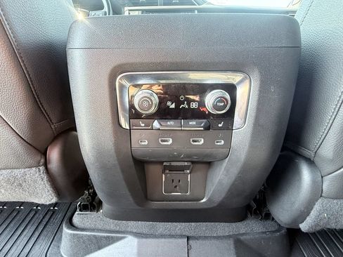 Used 2022 GMC Yukon Denali w/ Denali Ultimate Package AWD/4WD image 17
