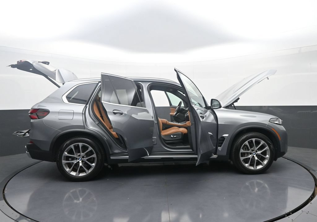 Used 2024 BMW X5 xDrive40i w/ Parking Assistance Package AWD/4WD image 43