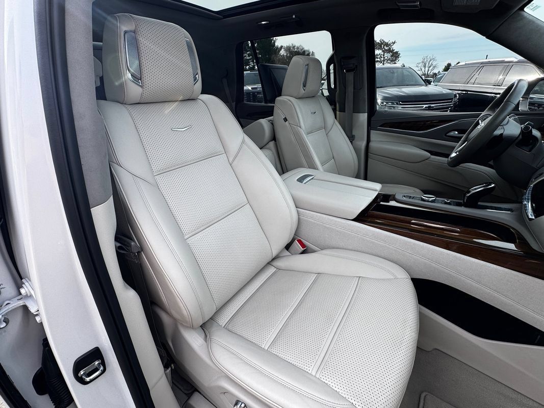 Used 2024 Cadillac Escalade Sport Platinum w/ LPO, ONYX Package AWD/4WD image 29