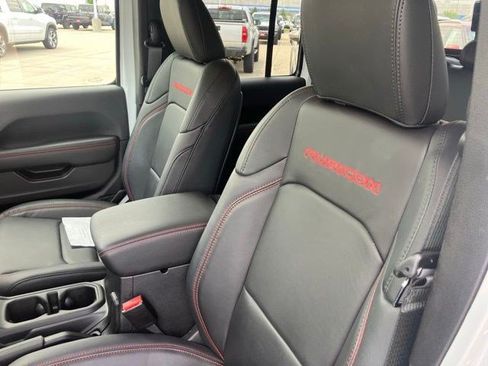Certified 2025 Jeep Gladiator Rubicon w/ Convenience Group AWD/4WD image 12