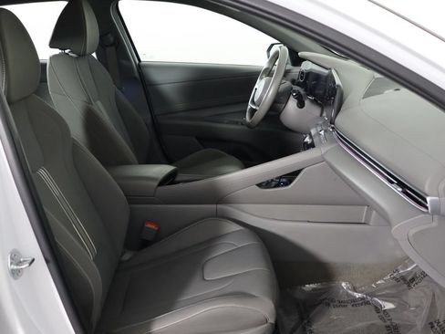 Used 2025 Hyundai Elantra SEL FWD image 18