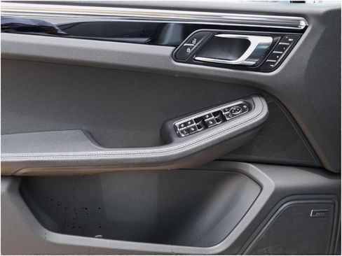 Certified 2025 Porsche Macan image 23