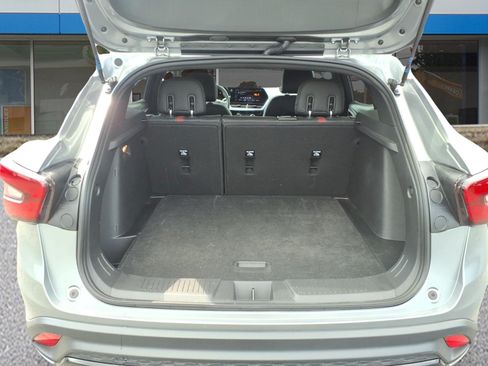 Used 2024 Chevrolet Trax RS w/ Sunroof Package FWD image 5