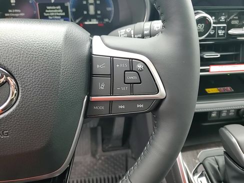 New 2025 Toyota Highlander Platinum image 15