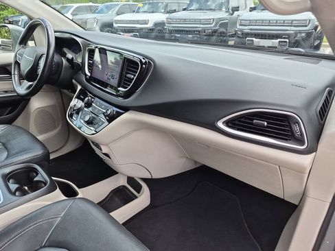 Used 2022 Chrysler Pacifica Touring-L FWD image 37