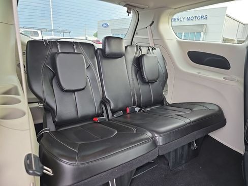 Used 2023 Chrysler Pacifica Touring-L FWD image 37