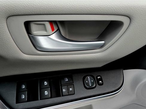 Certified 2017 Toyota Camry SE image 34