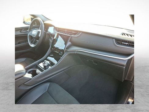 Used 2025 Jeep Grand Cherokee Altitude image 12