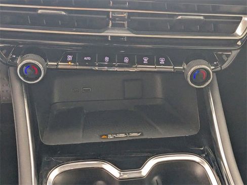 Used 2025 Chevrolet Traverse LT image 23