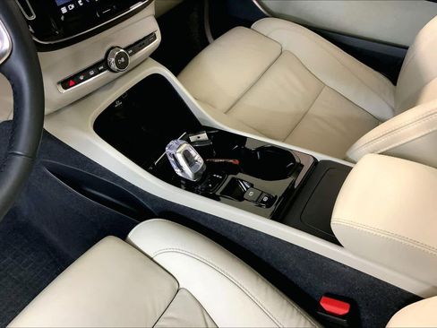 Used 2023 Volvo XC40 B5 Ultimate w/ Protection Package Premier image 17