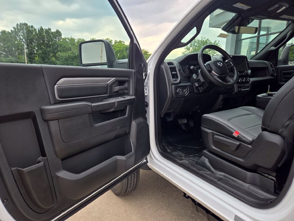 New 2026 RAM 5500 Tradesman w/ Chrome Appearance Group AWD/4WD image 34
