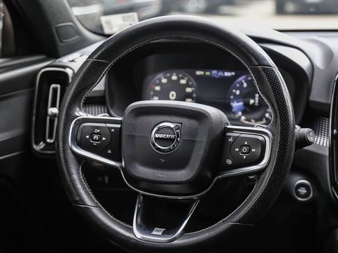 Used 2019 Volvo XC40 T4 R-Design FWD image 15