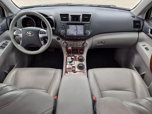 Used 2012 Toyota Highlander Limited w/ Tow Pkg FWD image 19