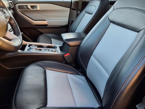 Used 2023 Ford Explorer XLT w/ Equipment Group 202A image 3