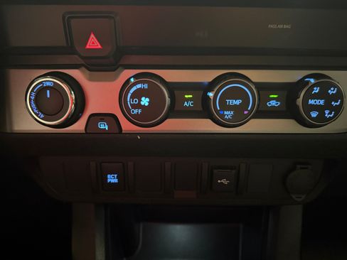 Used 2020 Toyota Tacoma SR AWD/4WD image 19