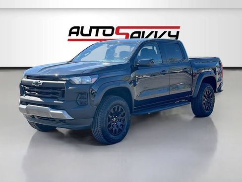 Used 2024 Chevrolet Colorado Trail Boss w/ Technology Package AWD/4WD image 3