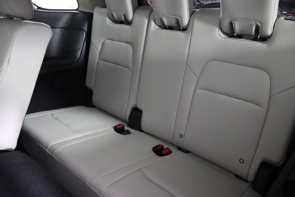 Used 2024 Nissan Pathfinder SL w/ Black Appearance Package FWD image 17