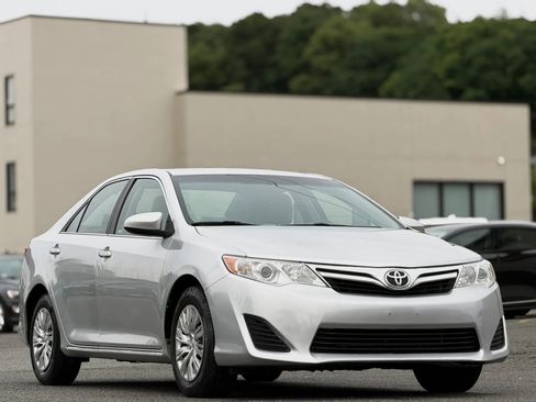 Used 2012 Toyota Camry LE FWD image 3