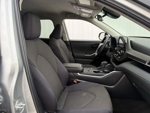 Used 2024 Toyota Highlander LE AWD/4WD image 29