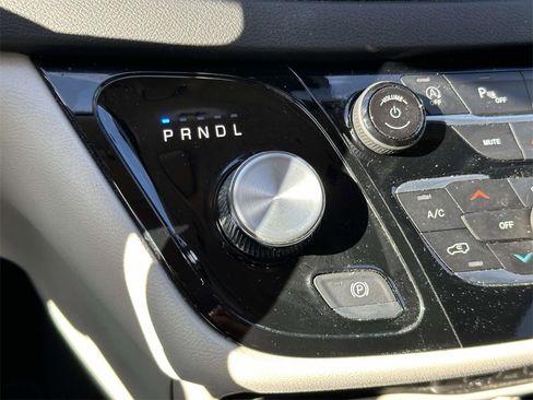 Used 2024 Chrysler Pacifica Touring-L image 6