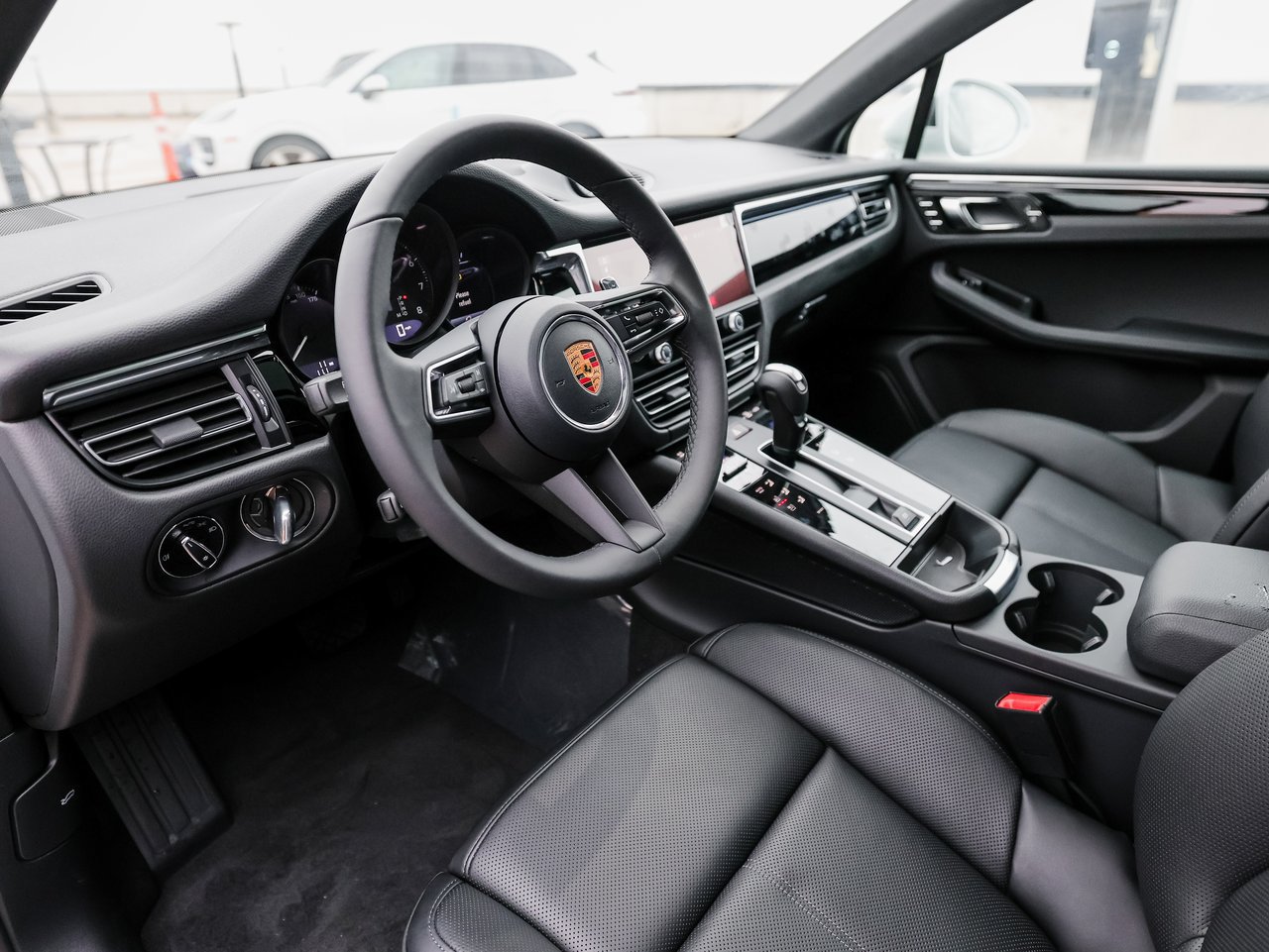 Certified 2026 Porsche Macan AWD/4WD image 4