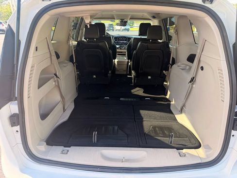 Used 2023 Chrysler Pacifica Touring-L FWD image 39