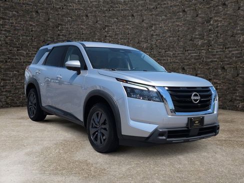 Used 2023 Nissan Pathfinder SV FWD image 2