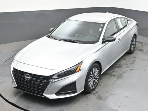 Used 2024 Nissan Altima 2.5 SV FWD image 32