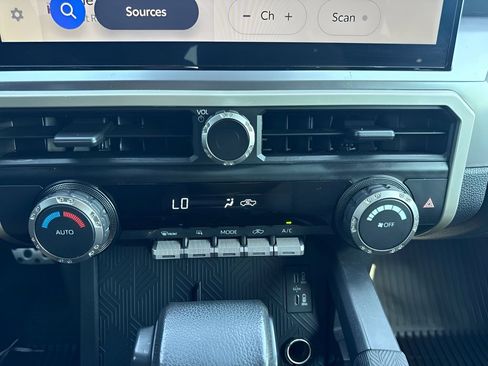 Used 2024 Toyota Tacoma TRD Sport AWD/4WD image 15