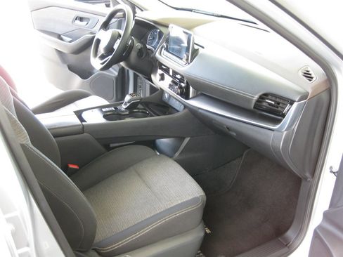 Used 2022 Nissan Rogue SV FWD image 34