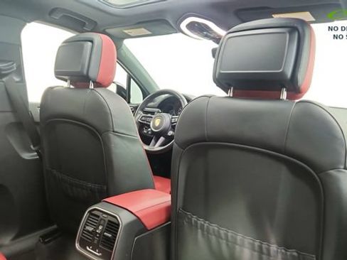 Used 2024 Porsche Macan AWD/4WD image 26