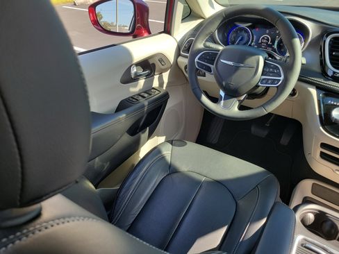 Used 2022 Chrysler Pacifica Touring-L image 15