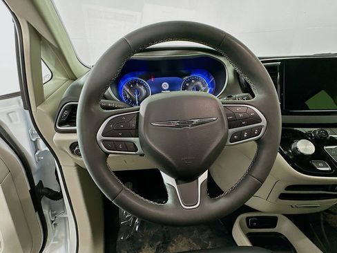 Certified 2024 Chrysler Pacifica Touring-L image 18