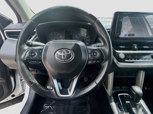Used 2024 Toyota Corolla Cross LE w/ Moonroof Package FWD image 8