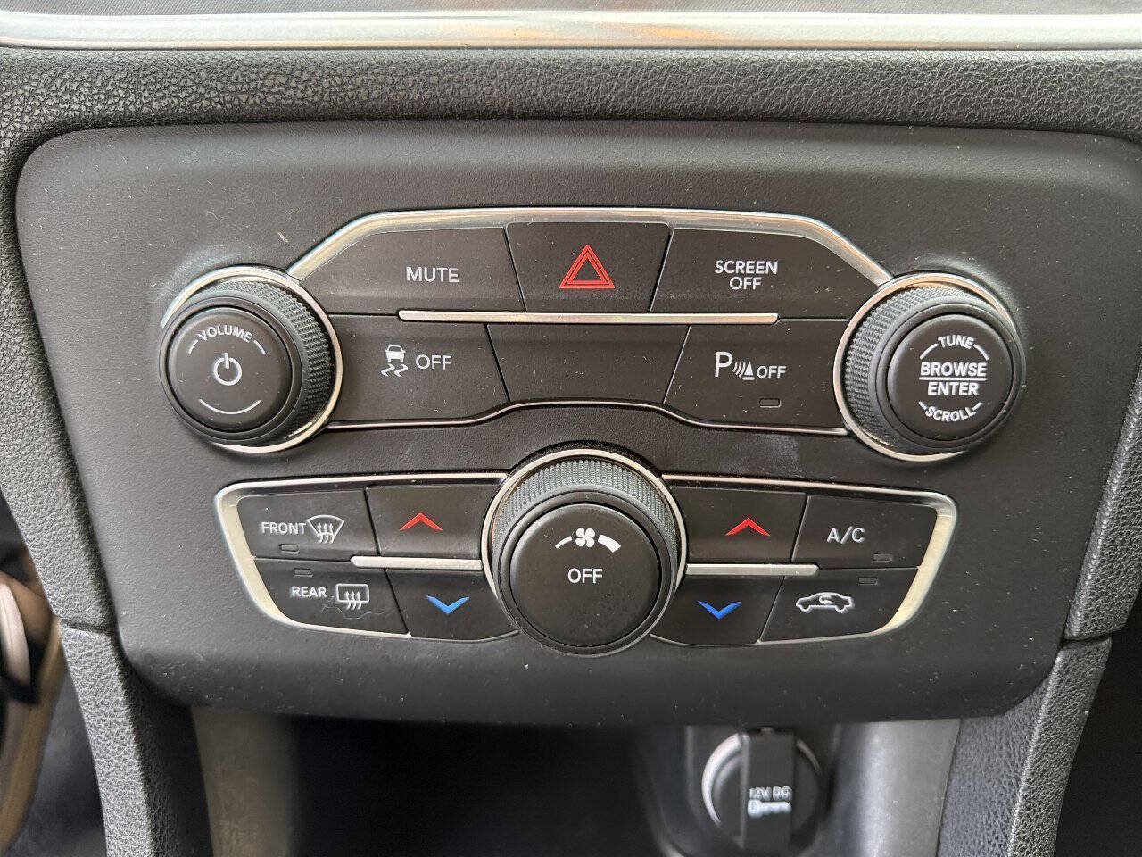 Used 2020 Dodge Charger SXT RWD image 34