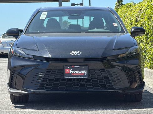 Used 2025 Toyota Camry SE FWD image 11