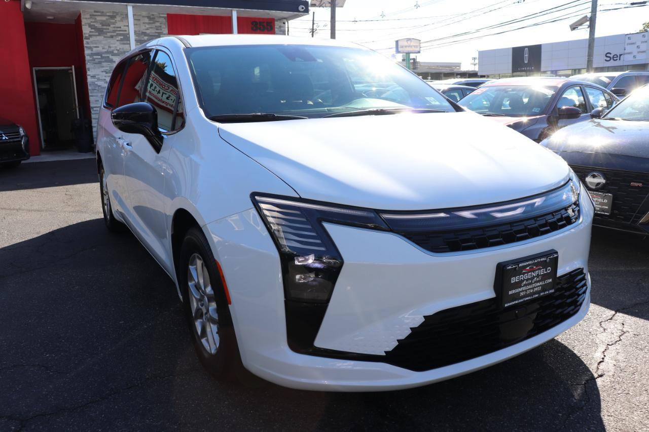 Used 2027 Chrysler Pacifica Select FWD image 7
