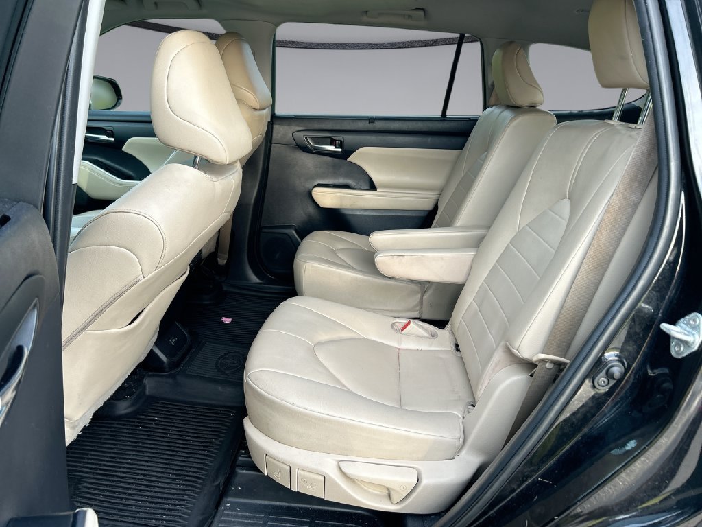 Used 2023 Toyota Highlander XLE FWD image 31